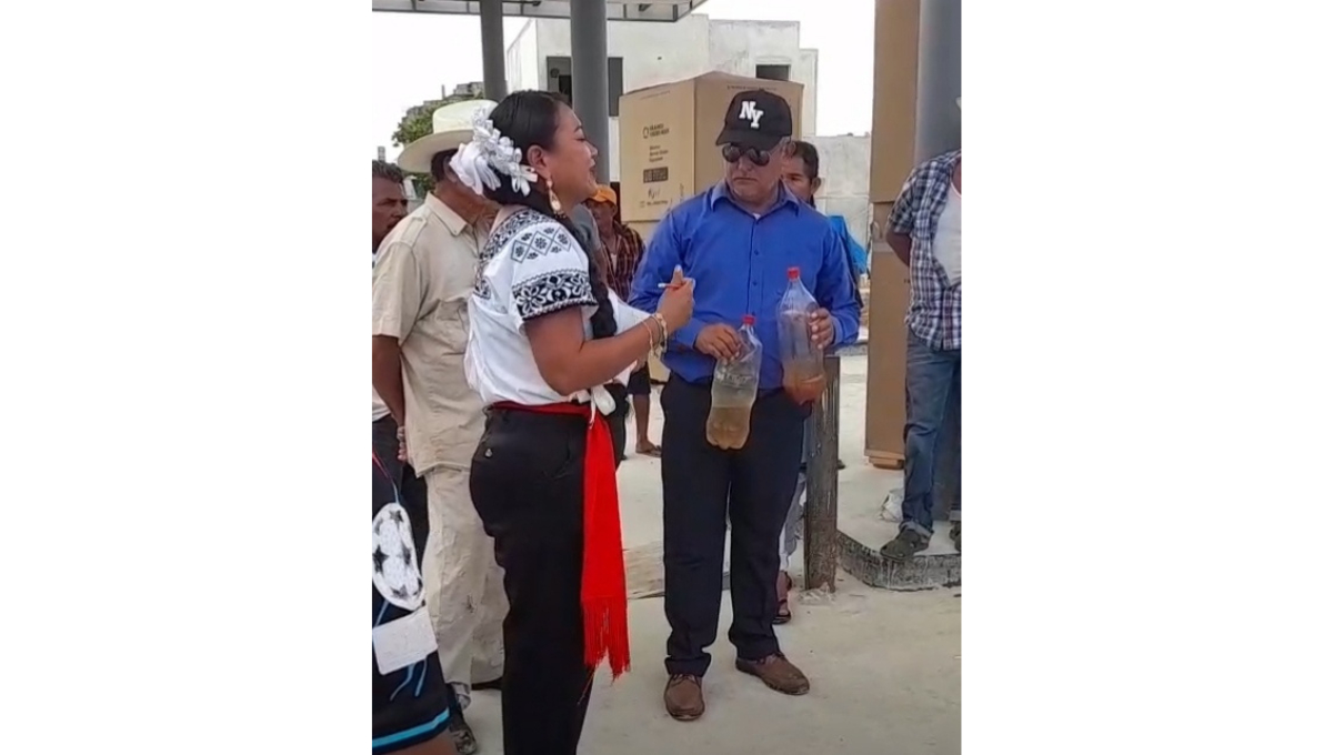 Los encargados de la gasolinera negaron responsabilidad, afirmando que venden gasolina sin agua