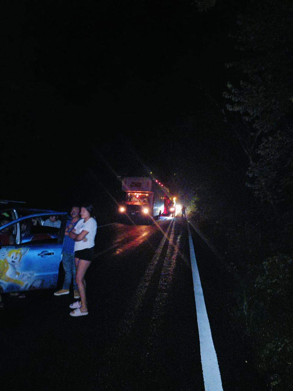 Cientos de automovilistas y autobuses varados por bloqueo de la carretera federal Cancún-Mérida