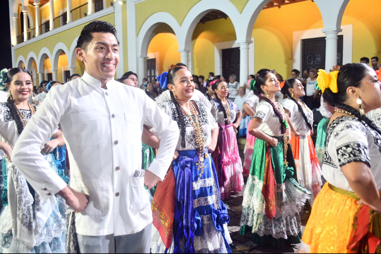 Participaron cientos de ciudadanos con trajes típicos, mostrando su orgullo campechano