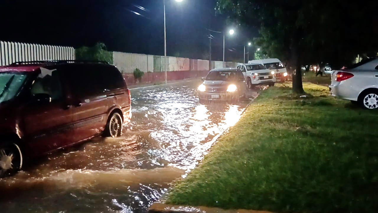 Un canal de baja presión en la Península de Yucatán, provocó intensas lluvias en la ciudad