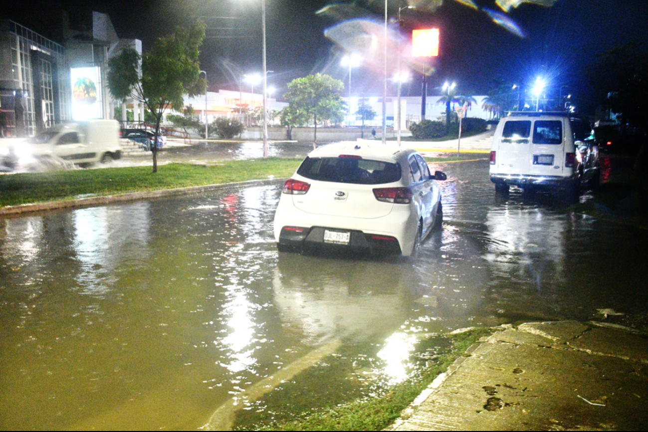 Una de las vías afectadas es la de Concordia, donde automovilistas se montaron sobre camellones