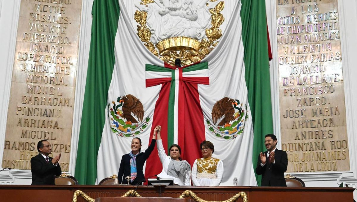 Clara Brugada, nueva Jefa de Gobierno de la CDMX recibiendo el reconocimiento de la presidenta de la República, Claudia Sheinbaum