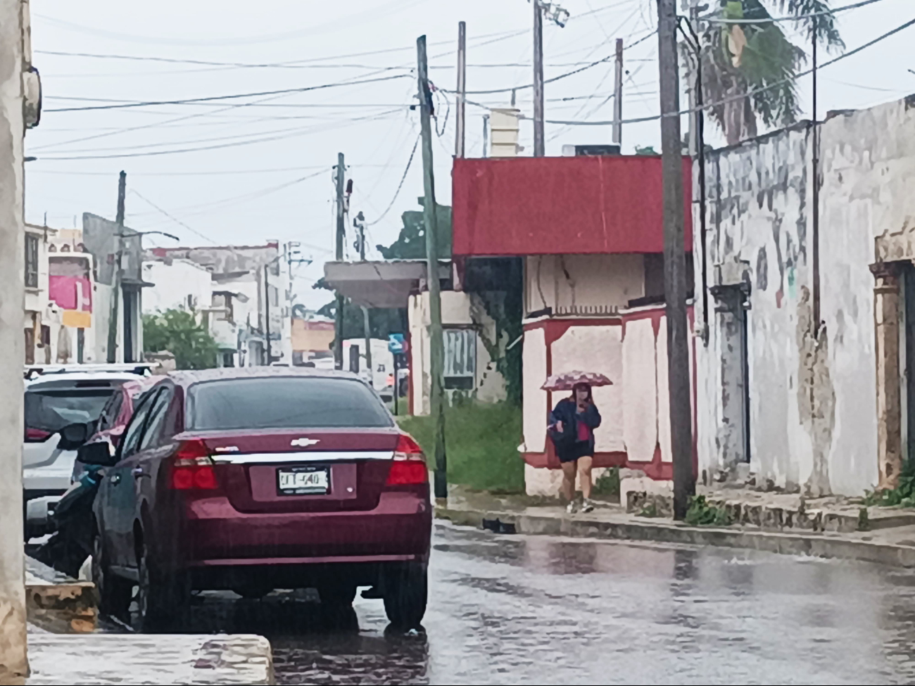 Después del huracán, evita áreas inundadas, informa sobre daños y desaloja el agua estancada