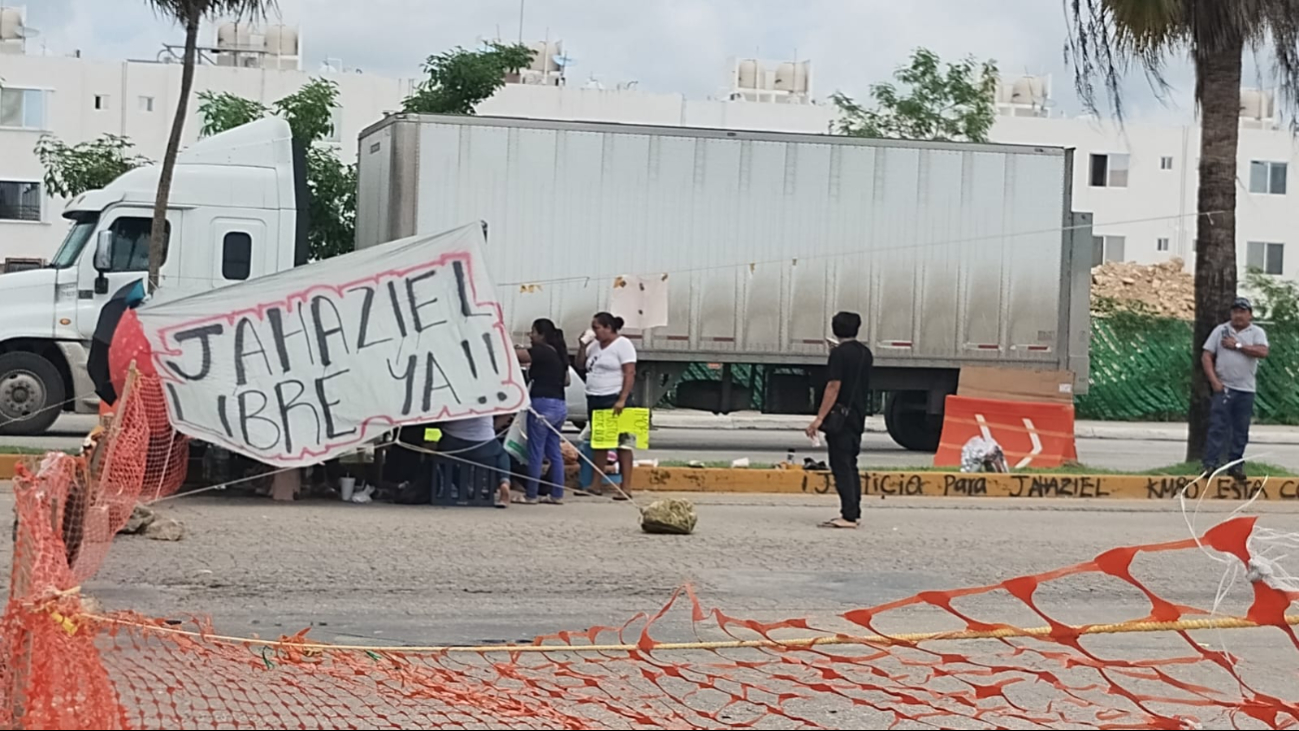   Bloqueo de calles por el caso Jahaziel 'N' complica tránsito en Playa del Carmen  