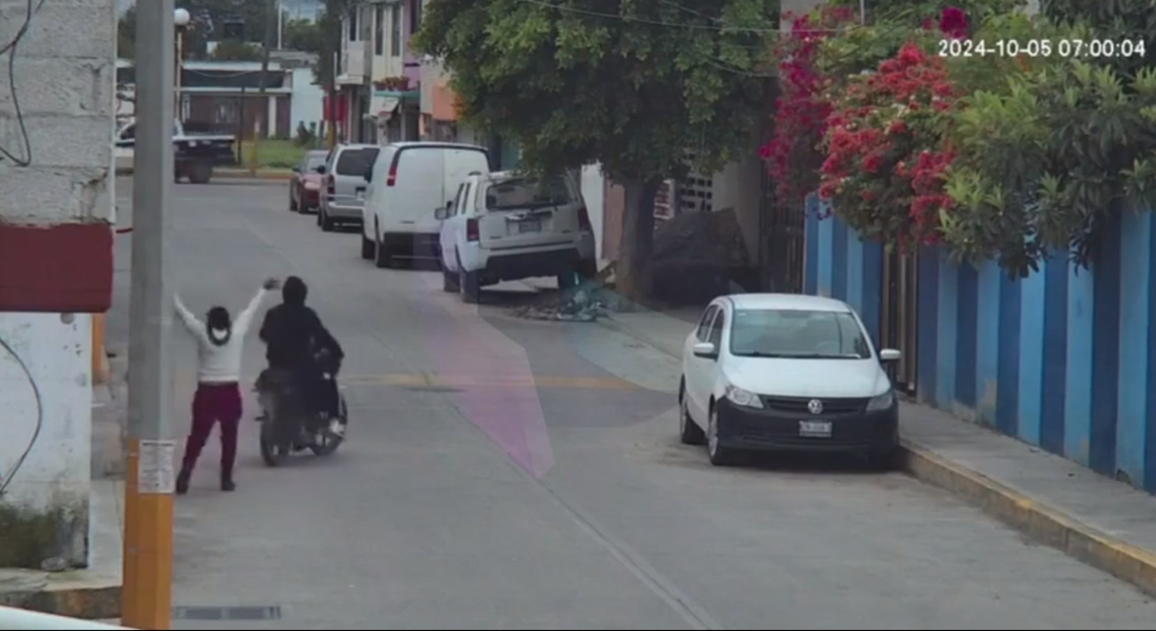 Mujer siendo asaltada por un individuo en motocicleta en la calle Mártires, es ignorada por policías de Tultepec.