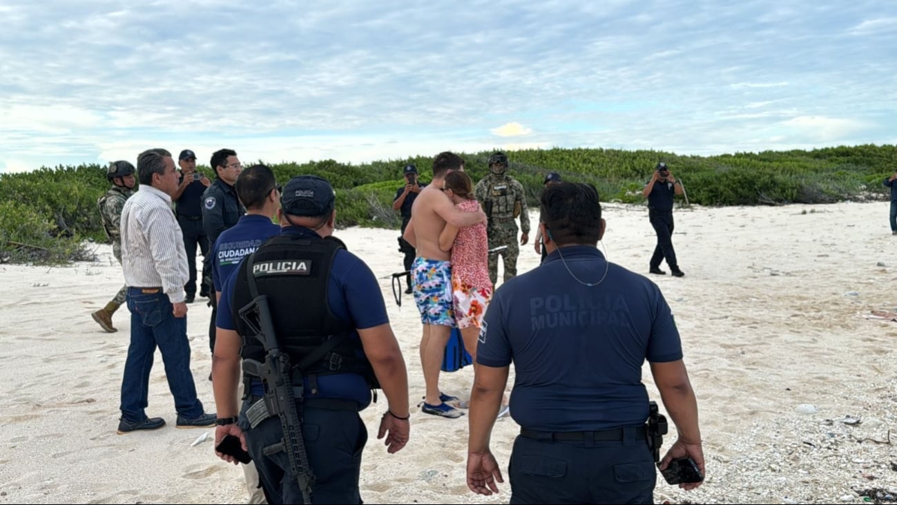 Rescatan a turistas de morir ahogados en Cancún y Cozumel