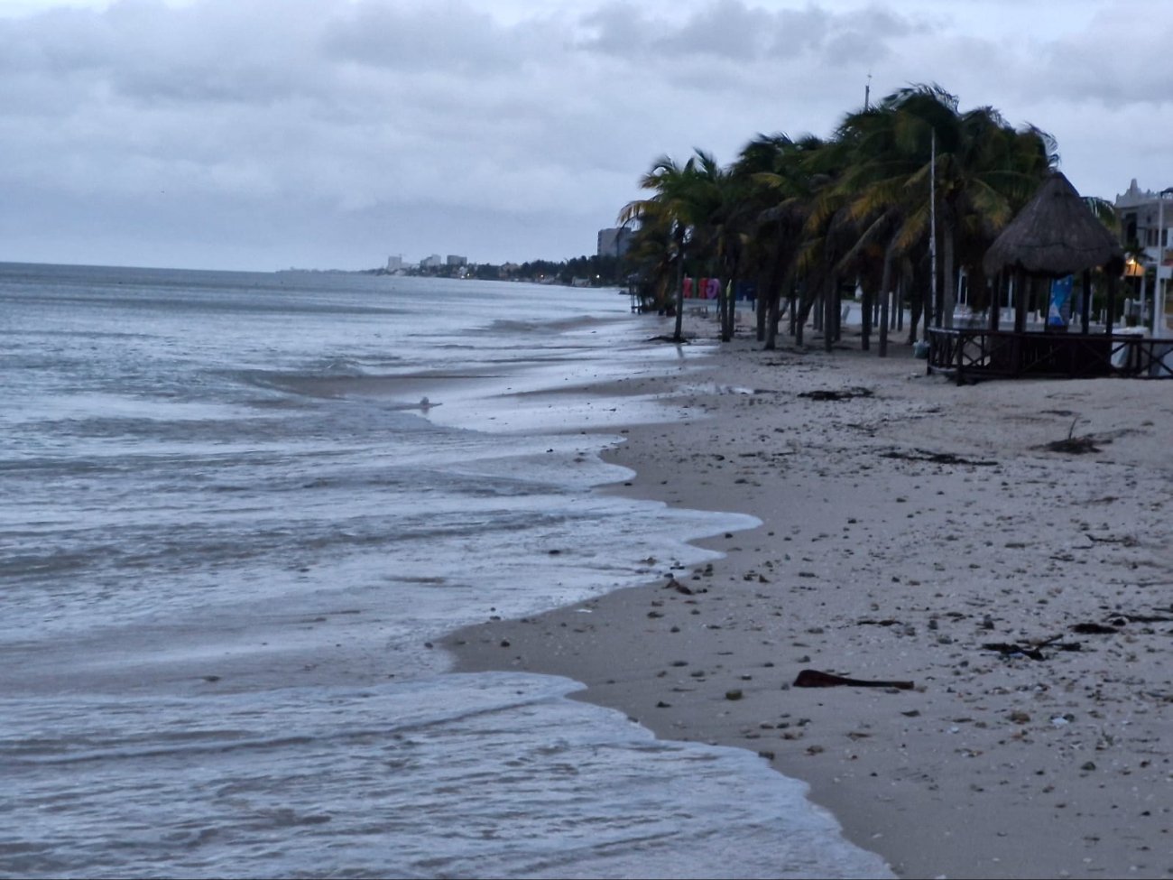 Así luce el malecón tradicional del puerto de Progreso, a la espera de la llegada del Huracán ‘Milton’