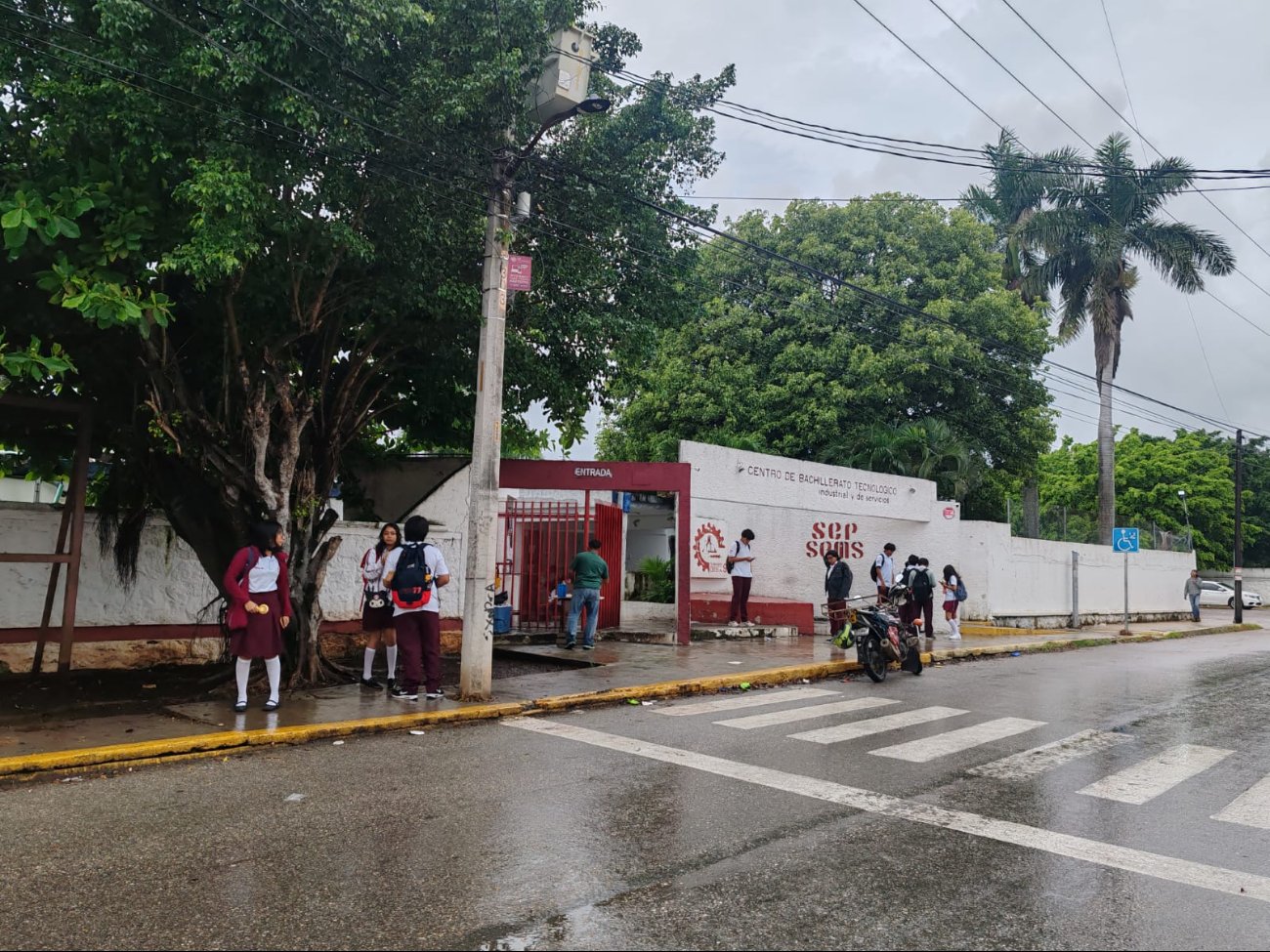 Con mochila jóvenes acudieron a las aulas