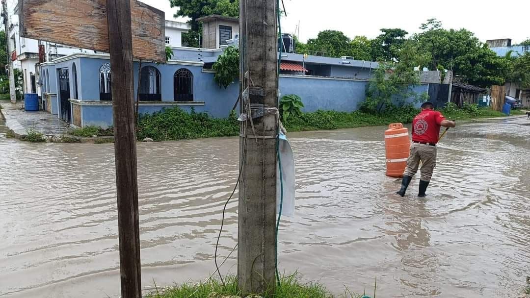 Debido al riesgo de inundaciones, bomberos comenzaron con la limpieza de alcantarillas