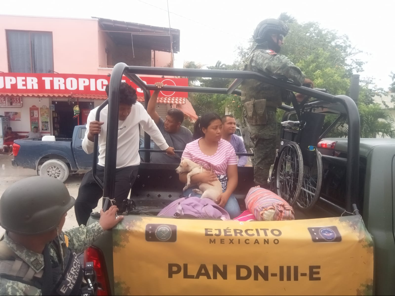 El Ejército Mexicano aplica el Plan DN-III-E en Isla Arena, Calkiní, para evacuar a familias en riesgo por el Huracán Milton