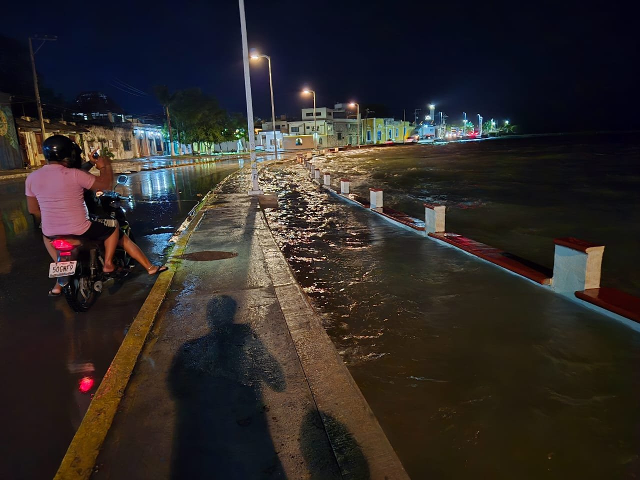 Huracán Milton provoca que se desborde el mar en el malecón de Champotón   