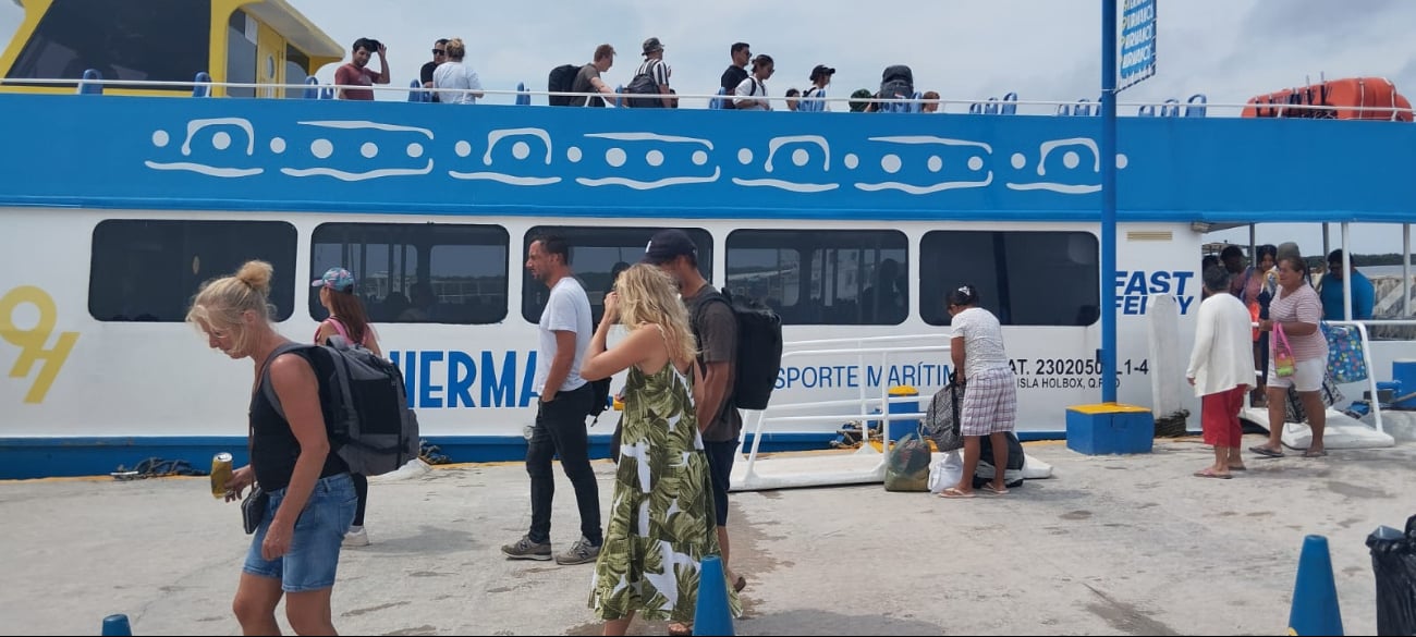 Habitantes y turistas están utilizando las embarcaciones 9 Hermanos y Holbox Express para salir de la isla