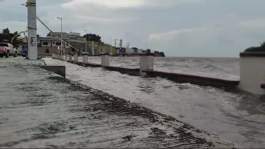 La avenida Revolución y otros lugares como el muelle turístico Moch Cohuó están inundados