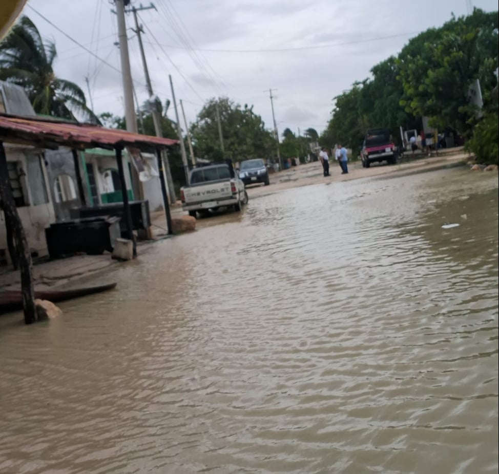 La entrada principal y la carretera de acceso a la isla están cubiertas por 30 cm de agua, dificultando la salida de vehículos