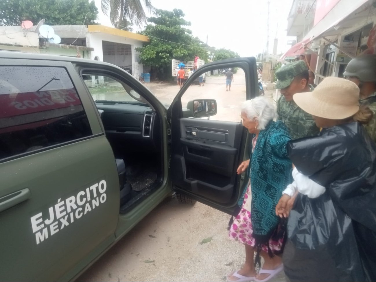 La Guardia Nacional apoya en la evacuación hacia el albergue en el CBTis 126 de Calkiní