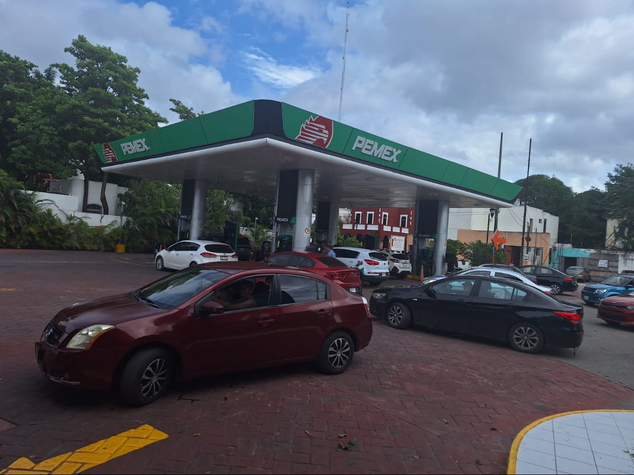 Largas filas en estaciones de gasolina debido a la incertidumbre y posibles cortes de suministro eléctrico