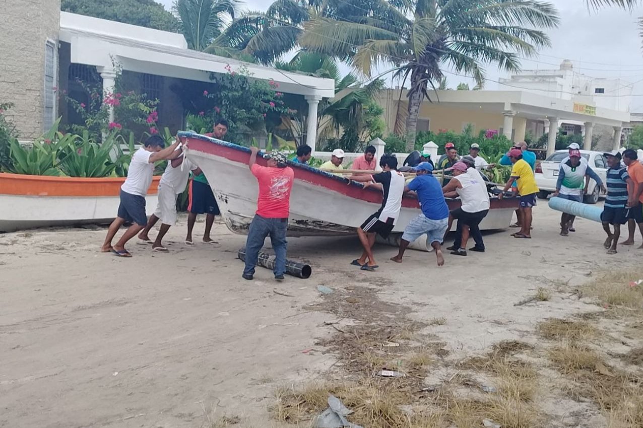 Pescadores de Chicxulub puerto se ayudan para el resguardo de sus lanchas