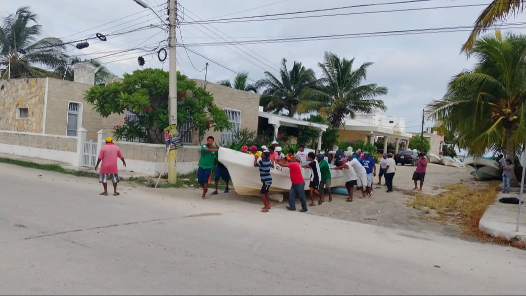 Pescadores de Chicxulub puerto se ayudan para el resguardo de sus lanchas