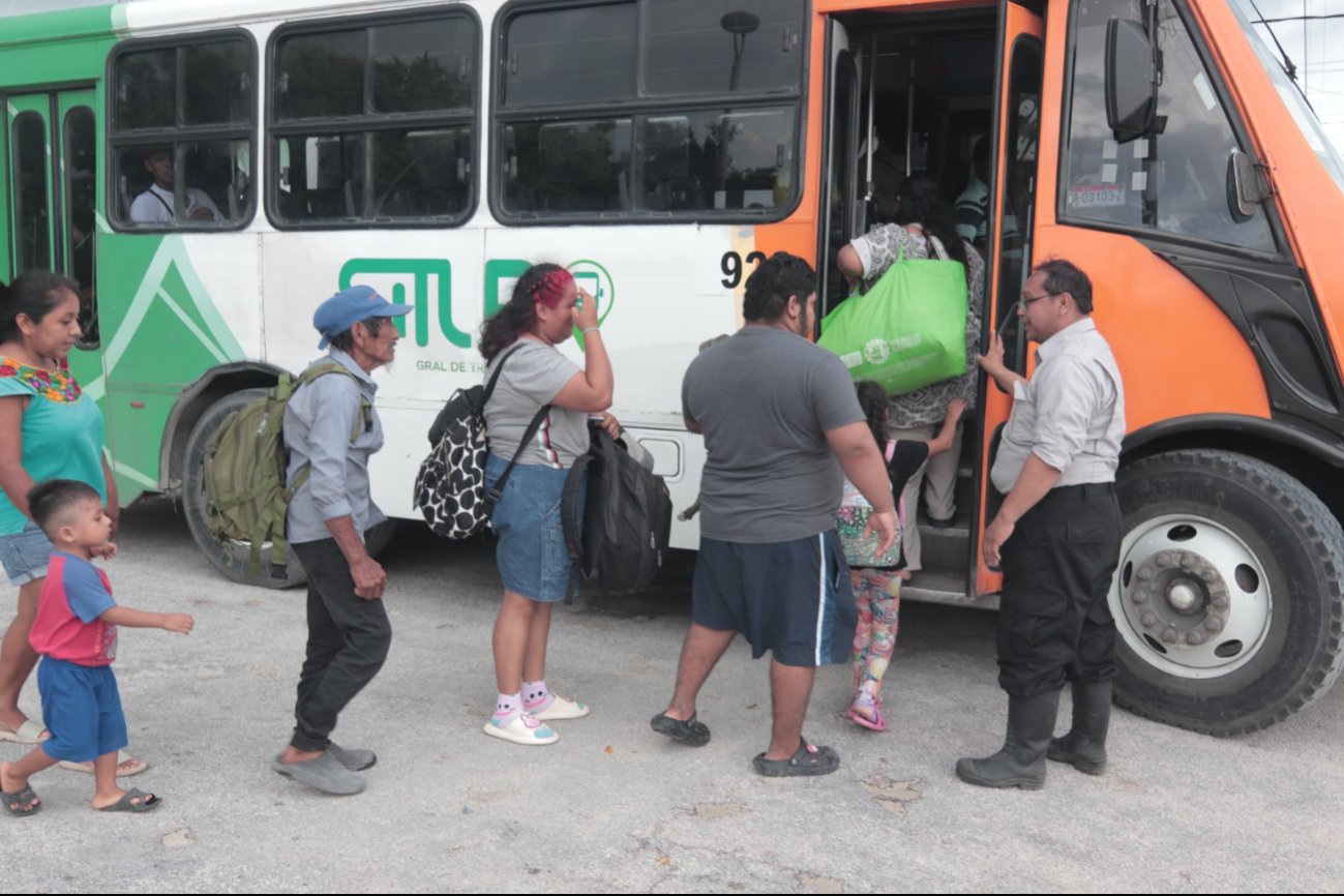 Policía municipal no logró convencer a que evacuaran cientos de pobladores en Telchac Puerto.