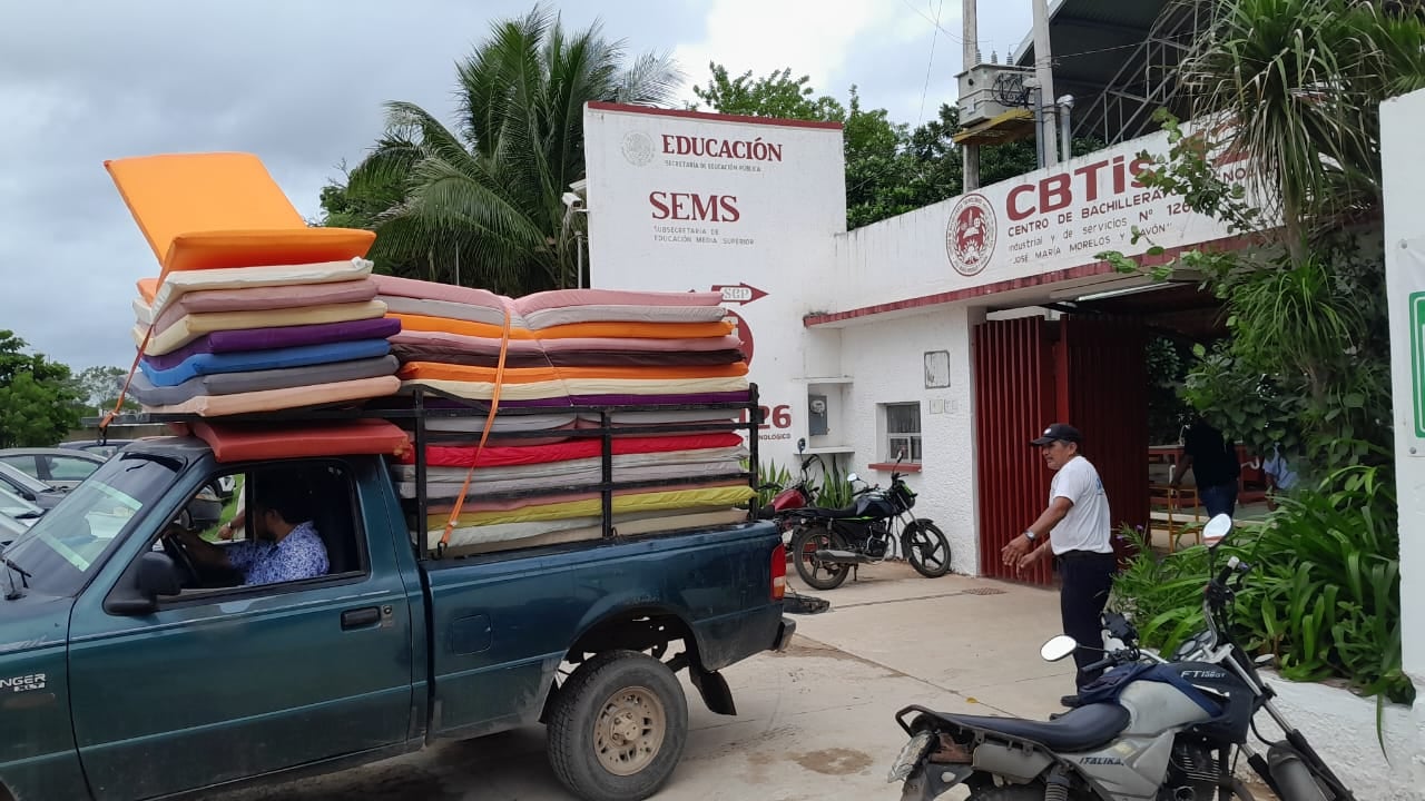 Refugio temporal activado en Calkiní para evacuar a familias, con apoyo de Protección Civil y otras autoridades