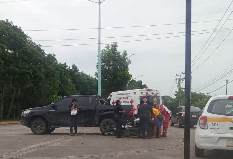 Motociclista se impacta con camioneta que no respetó el alto