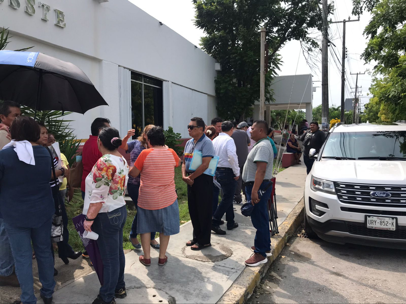 Trabajadores del ISSTE en Chetumal se manifiestan debido a la falta de luz desde hace una semana