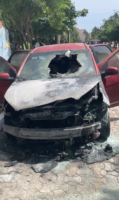 Uno de los primeros incendios registrados fue de un auto rojo, declarado pérdida total