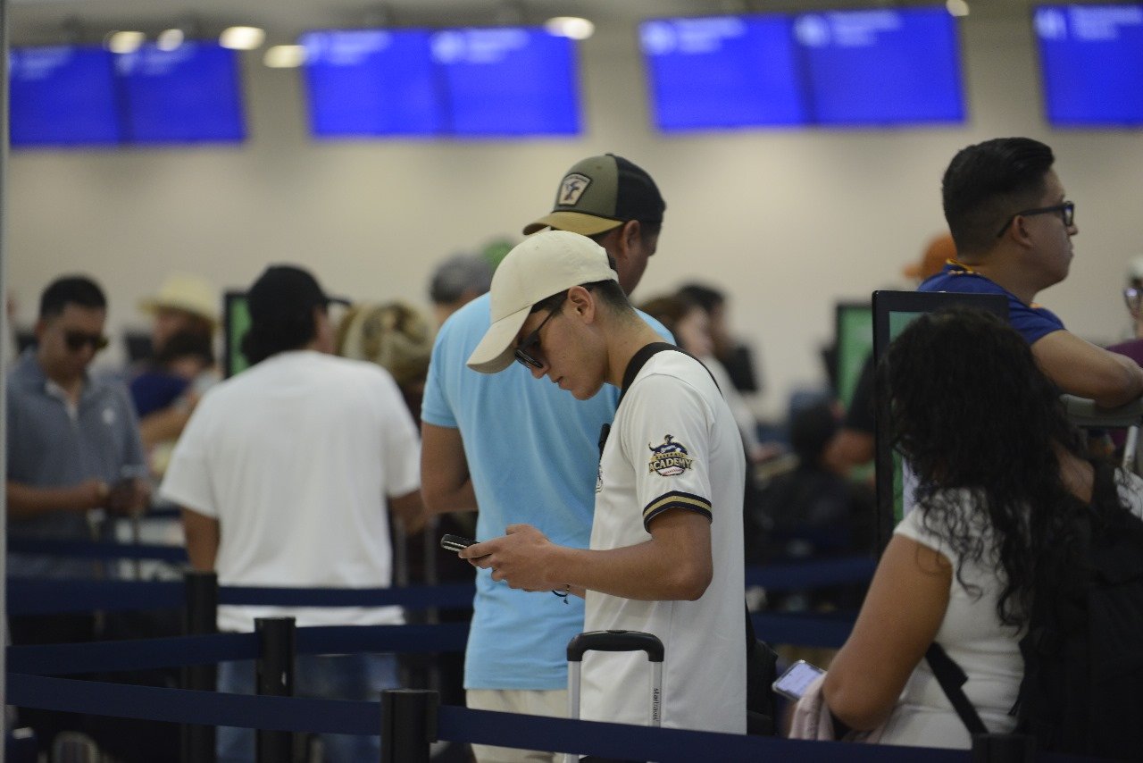 Turistas varados en el aeropuerto de Cancún por Huracán Milton; demora salida de unos 30 vuelos