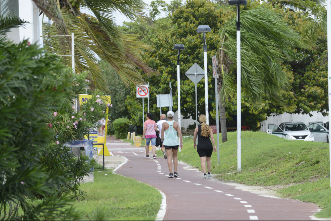 Debido al clima, algunos turistas continuaron sus actividades