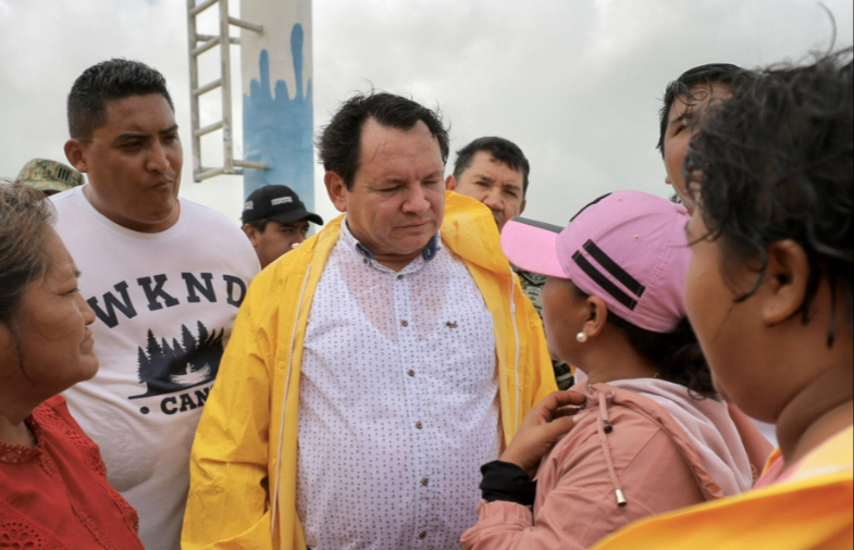 Gobernador Díaz Mena visita la localidad de Celestún a evaluar los daños