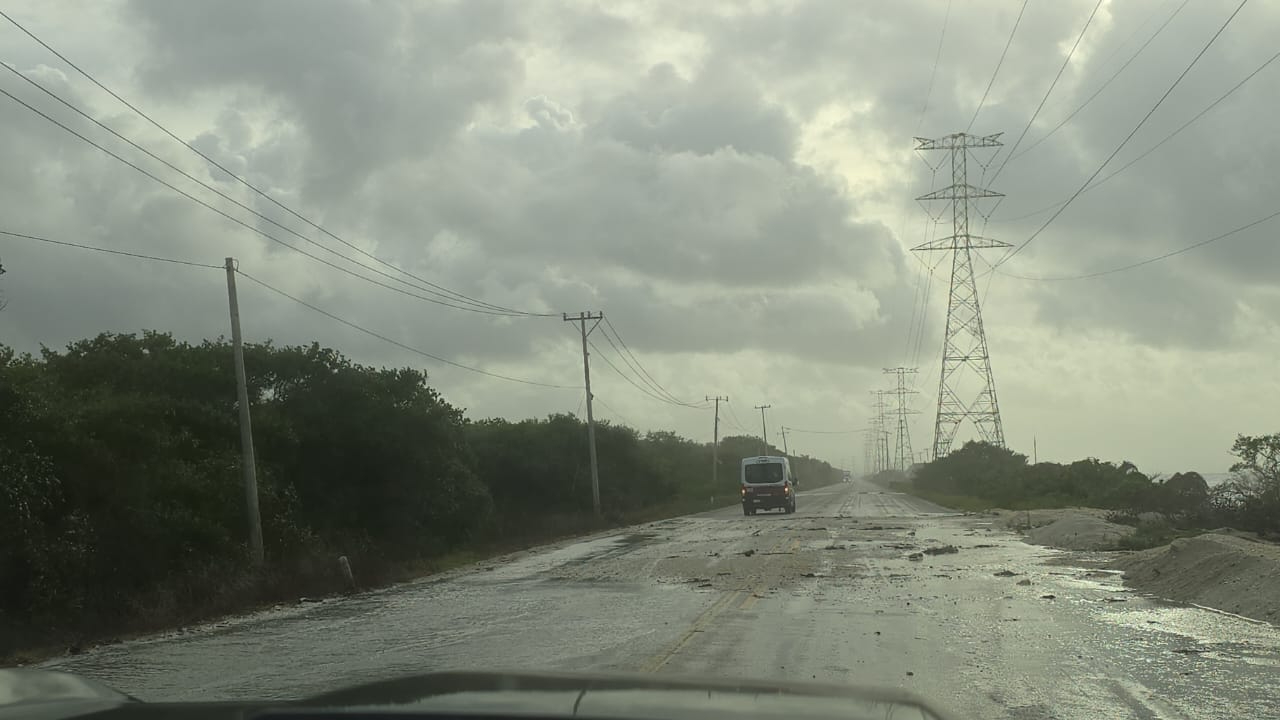 Huracán Milton afectó dos tramos carreteros en Campeche