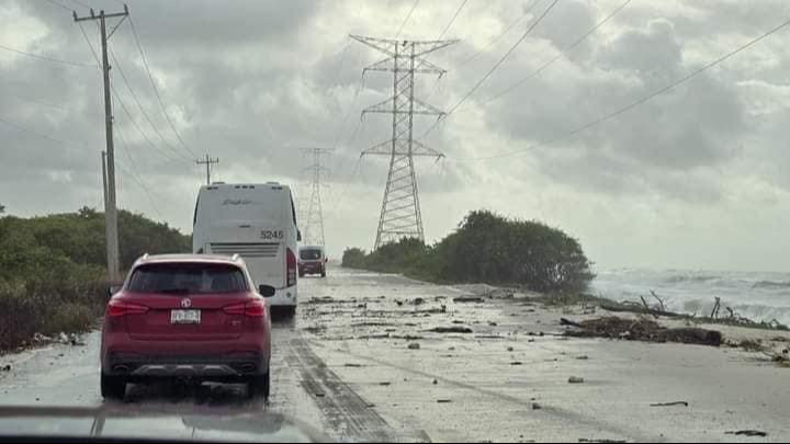 "Milton" genera deslave de carretera entre Carmen e Isla Aguada