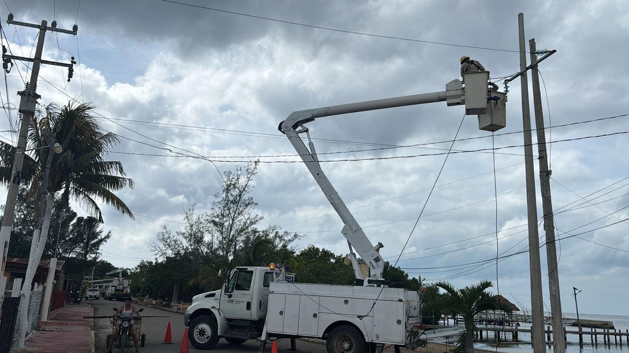 CFE restablece el 81% del servicio de luz en Yucatán y Campeche