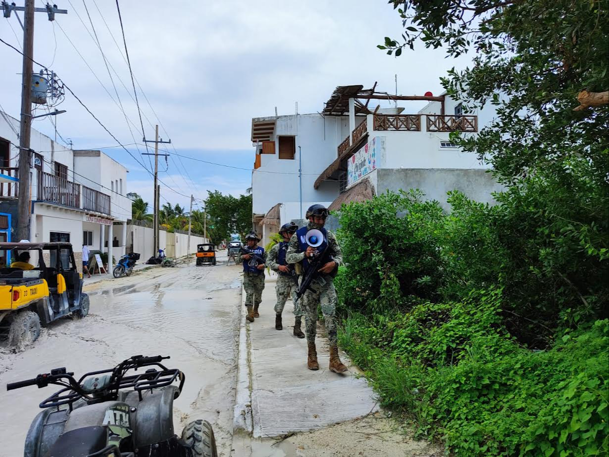 SEMAR cooperó en la evacuación de más de 2 mil habitantes de Holbox por el huracán “Milton”