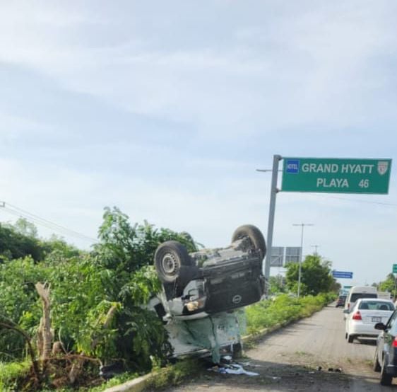 Accidente en Cancún deja una persona lesionada; el conductor perdió el control