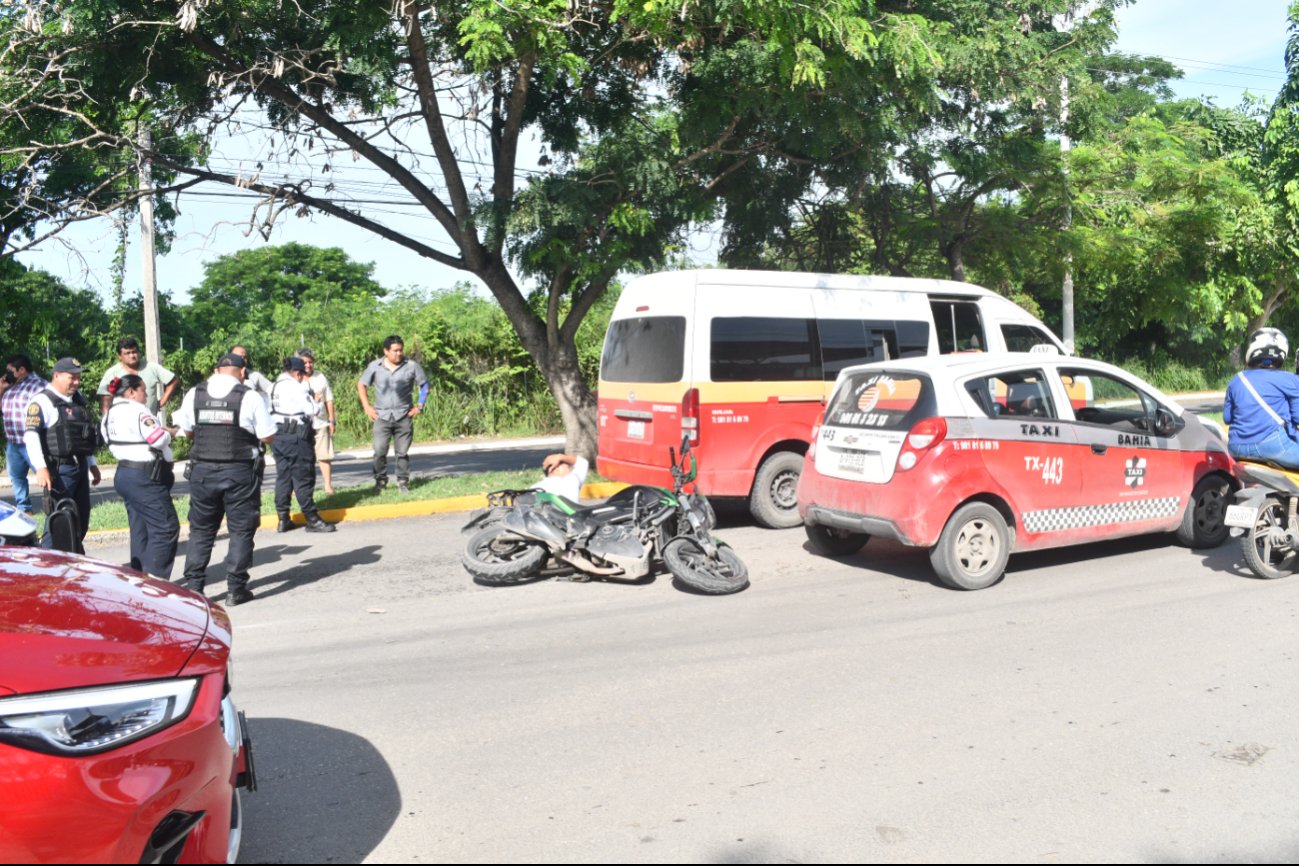 Imprudente motociclista termina lesionado tras impactarse contra un taxi en Campeche