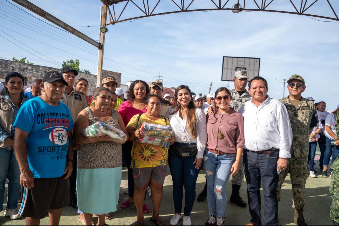 El gobernador de Yucatán, Joaquín Díaz Mena, y su esposa Wendy recorrieron Río Lagartos para evaluar las afectaciones del Huracán Milton y llevar apoyos alimentarios