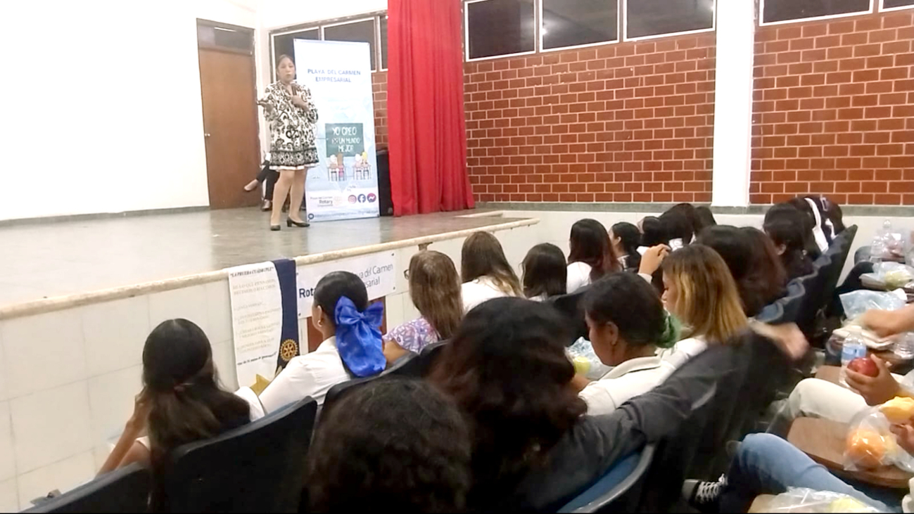 Estudiantes de Playa del Carmen reciben pláticas para prevenir la violencia en el noviazgo