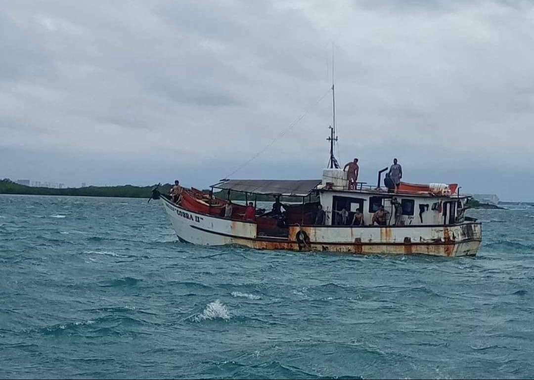 Los "huateros" compran productos a los pescadores en el mar, causando pérdidas millonarias