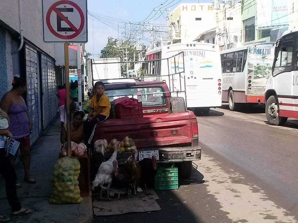 Es común que estos vendedores se instalen en calles estratégicas para ofrecer productos como azúcar, frutas y verduras