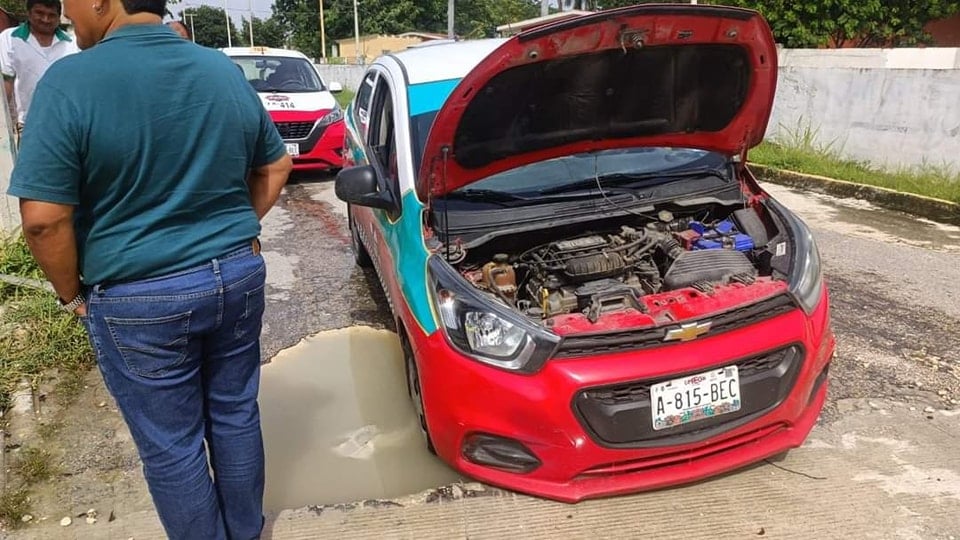 Un taxista sufrió daños significativos en su vehículo al caer en un bache en Ciudad Concordia