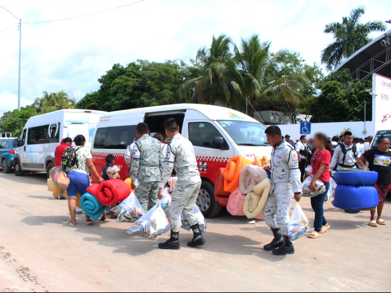 Familias de Isla Arena regresan a sus hogares tras ser evacuadas por el Huracán Milton 