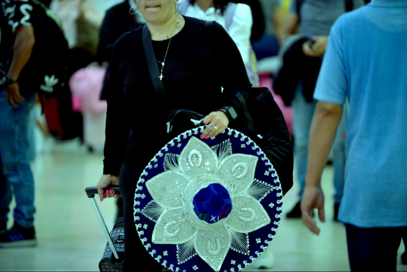   Familias sudamericanas se llevan sombreros de charros como recuerdo de su visita a Cancún 