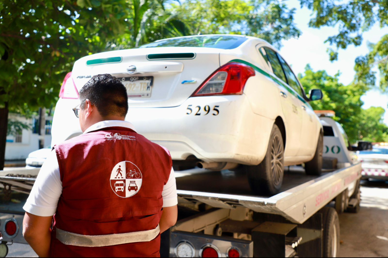 ¡Adiós licencia!: Taxista de Cancún que arrastró a  un hombre sobre su cofre será sancionado   