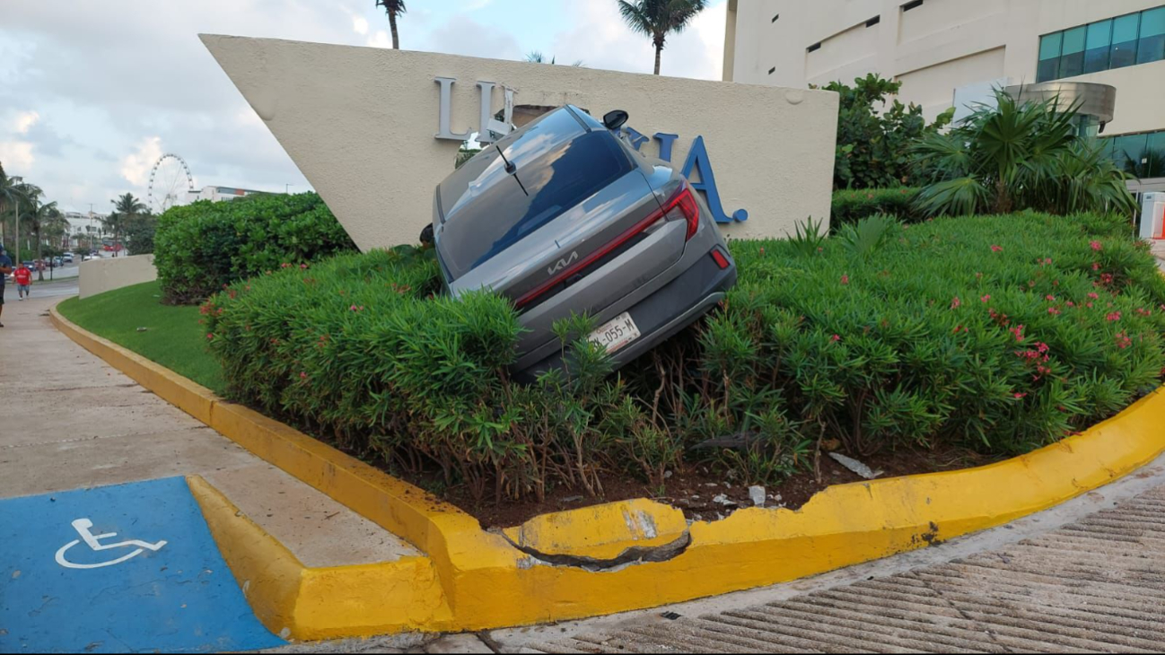 Autoridades acudieron al lugar del accidente para hacer retiro del vehículo y valoración del conductor