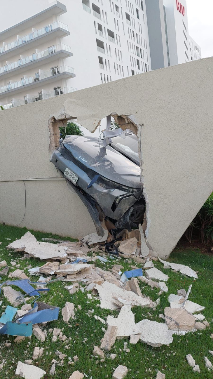 Accidente en la Zona Hotelera: Conductor se estrella contra muro de un hotel en Cancún