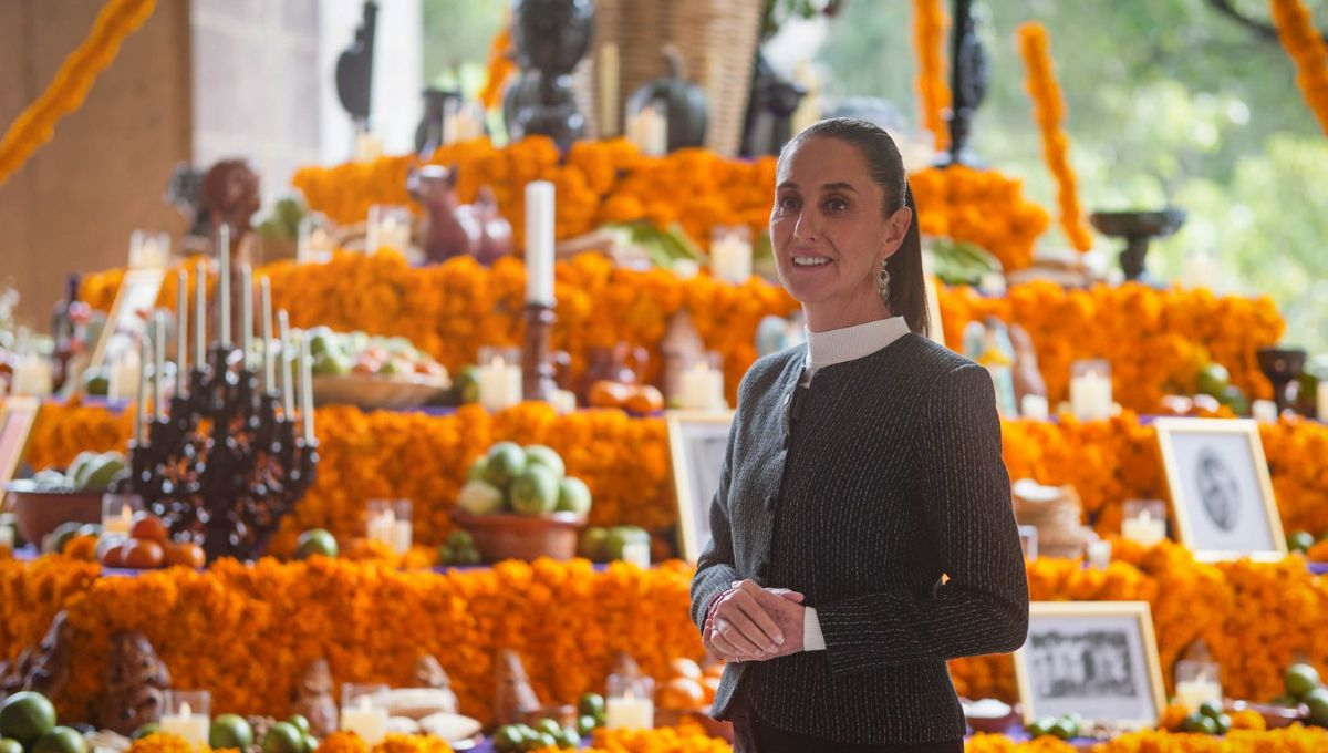 Claudia Sheinbaum dedica ofrenda de Día de Muertos a heroínas de México