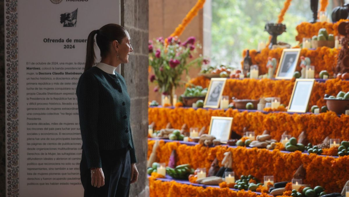 Claudia Sheinbaum, presidenta de México, ferente a la ofrenda de Día de Muertos colocada en Palacio Nacional