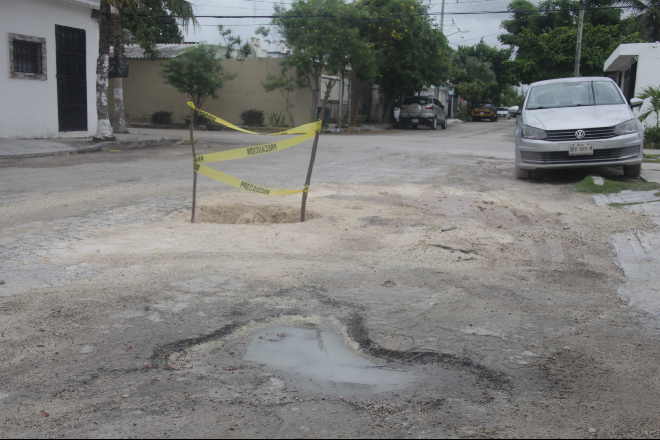 Debido a una fuga de agua denunciada el año pasado, el pasado jueves se realizó la abertura del pavimento, dejando la calle dañada