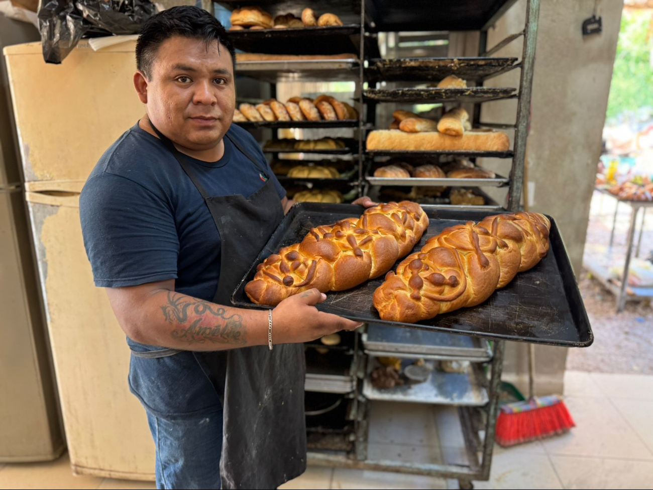 El panadero Josué Isaí Estrella Caamal informó que sus ventas han repuntado un 20% respecto a meses anteriores